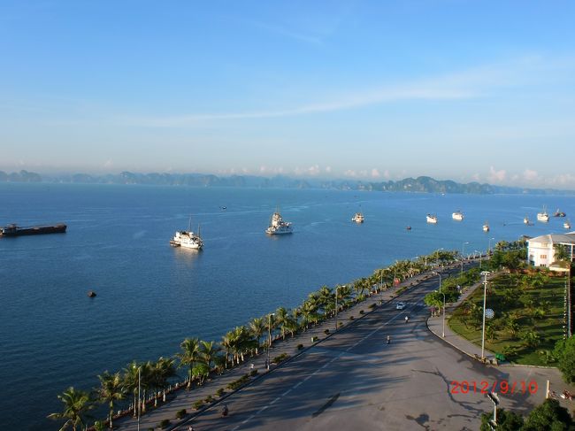 ホテルの部屋からみた朝のハロン湾<br />沖？に停泊しているのはクルーズ船です。ヨーロッパやアメリカなどのツアー客はこのように何泊か船にとまりながら広大なハロン湾を観光するそうです。私も次回はこれにしよう！！