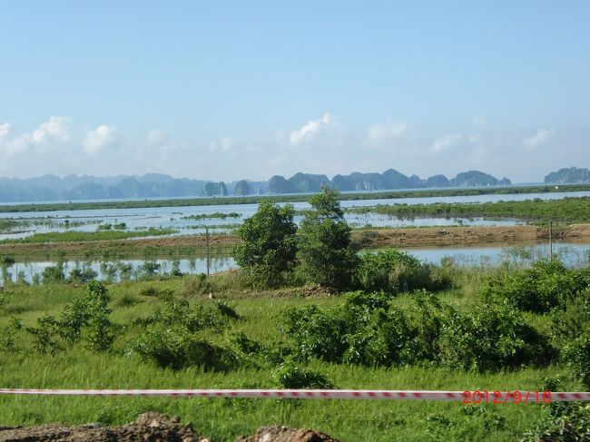ハロン湾からハノイへの帰り道・・・遠くにみえるのがハロン湾の岩礁です。