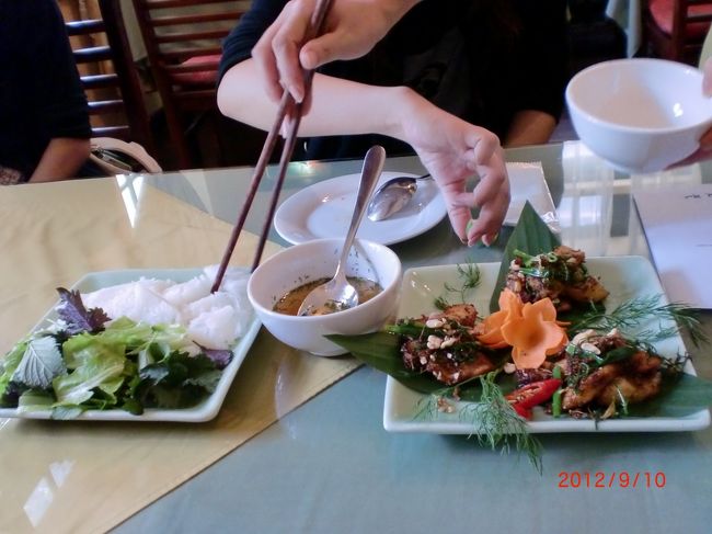 お店の名前は度忘れしましたが・・・<br />ベトナム料理のコースを食べました。<br />一番のお気に入り「チャーカー」<br />固まった米麺に味付けされた揚げ魚に香草をまぜて甘辛いたれをかけて食べます。<br />これはどれだけでも食べれるくらいおいしい！！