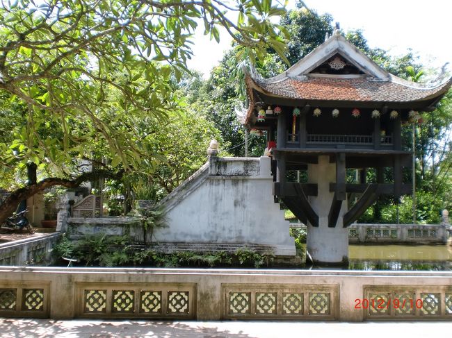 「一柱寺」いちゅうじ<br /><br />昔の王朝時代のある皇帝が世継ぎができなくて悩んでいたところ、夢に蓮の花に立った観音様が出てきました。その観音様は男を抱いていました。それからしばらくして皇后に男の子が生まれました。皇帝は夢にでた観音様を奉るため、蓮にみたてた一つの柱の上にお寺を建てました。<br /><br />ｂｙガイドさん<br /><br /><br />こんな素敵な話があるのに、奉られてる仏像がすっごい派手。仏像自体は普通なんだけどその背景が・・・どこのパチンコ屋かと思った・・・ご利益があるんだかないんだか・・・