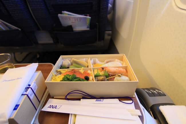 プレミアムクラスのお弁当。<br /><br />何度も経験していますが、一品ごと繊細な味付けがされていて毎度感心します。