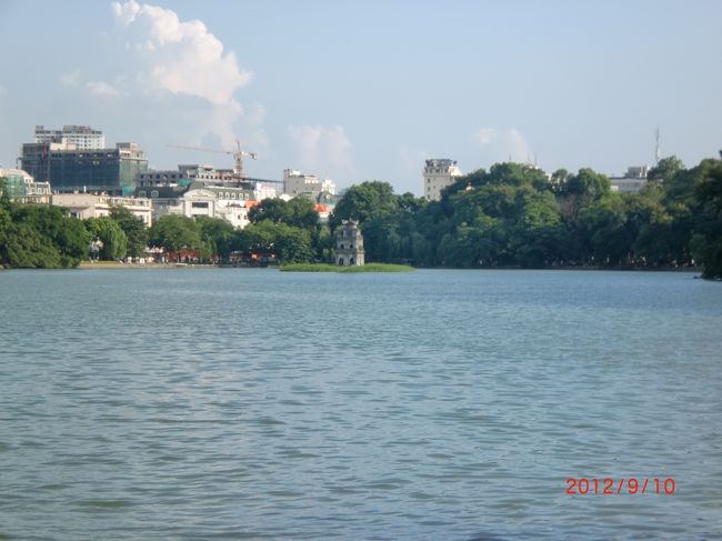 街の中心ホアンキエン湖<br />ここには体長が２メートル近くになる大きな亀がいるそうです。絶滅危惧種で世界で４匹しかいないんだって。