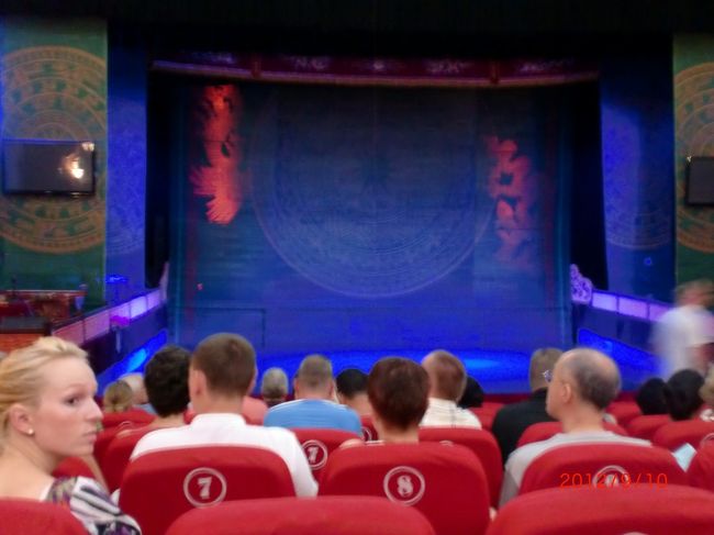 水上人形劇<br /><br />英語で字幕が左右にでるんだけど英語を追っていたら劇が始まるし、ベトナムで何か語ってるのはさっぱりわからないし・・・<br />とりあえず、雰囲気だけ楽しんできました。