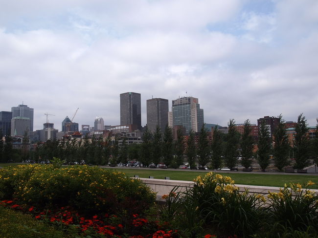 旧市街から新市街を望む。<br />モントリオールってこんなに大都会だったっけ？<br />人がものすごく多くて、車もすごいし、街中がとても騒がしい。<br /><br />10数年の間に、大都会になったのか、<br />私がプリンスエドワード島から来たのでそう思うのか。<br />どっちだろう。どっちもか。