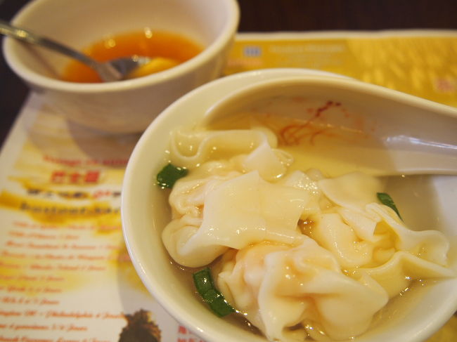 旧市街の近くのチャイナタウンでランチ。<br />どこに入ったらいいのかわからず相当迷う。。。<br />比較的人が沢山入っていそうで、外にメニューが出ていたお店に入ってみる。<br /><br />中国語のメニューから適当に選んだ。<br />これは前菜？のワンタンスープ。美味しかった。