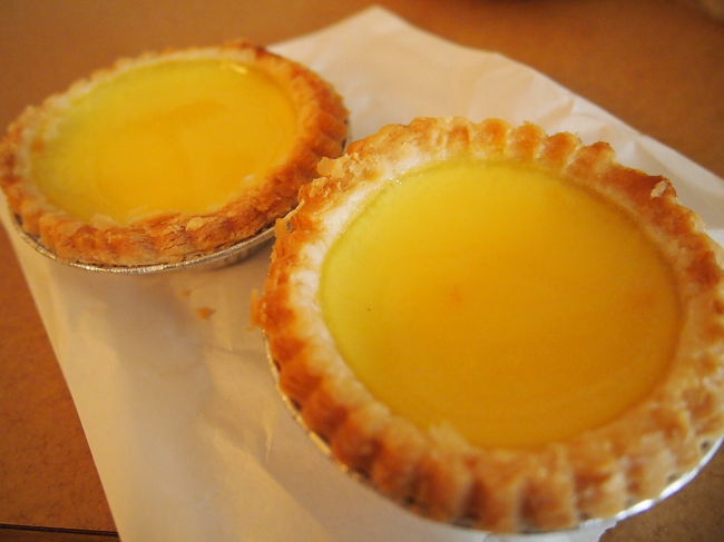 これ、エッグタルト。一つしかトレーに乗せていなかったのに、ホテルでみたらなぜか二つに増えていた・・・<br />普通に美味しかったです。ほっとする味。