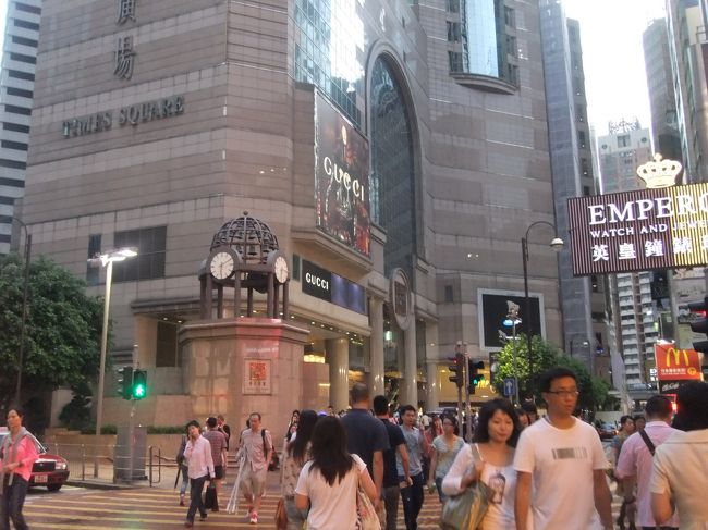 タイムズスクエア前は人で溢れていました。