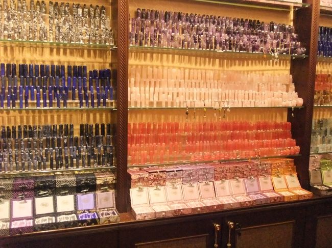 食後は今回の旅の目的の一つ、実印作りにペインシュラへ。<br /><br />有名なタンズです。<br /><br />オープンと同時に入店。<br />いろんな色の印鑑がたくさんおいてあります。<br /><br />あまり時間がないので、直感でいくつかピックアップし、あとは手触りで決定。<br />書体はオススメの亀甲文字で。スタッフのおばちゃんは日本語ペラペラなので問題なし。<br />実印なので、一回り大きいサイズにして彫代あわせて950ドル。<br />私にしては奮発しました。笑<br />ちなみに上から３段目の赤っぽいピンクにしました。<br />若い子には薄いピンクが人気らしいけど、私にはかわいすぎる。笑<br /><br />日本へ無料で郵送してくれます。<br />２週間と言われたけど、１週間後に書留で届きました。<br />かなり満足な仕上がりでした♪