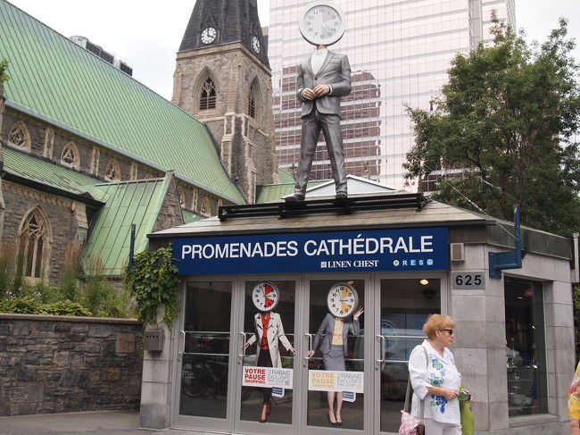 地下鉄の入り口。この入り口も懐かしい・・・<br />この近くに学校がありました。<br />ここから地下街に入って、フードコートで勉強したりしていたなあ。<br />その頃は時計の顔した人は立ってなかったけど。