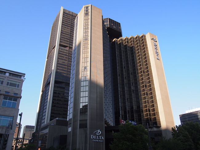 朝早い時間でしたが、空港に旅行会社の人が迎えに来てくれていました。<br />車でホテルへ。デルタホテルに宿泊しました。<br />大きくて綺麗な、ビジネスホテル。都会に戻ってきたと実感。<br /><br />相当早い時間だったのにチェックインができました。