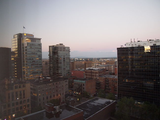 ホテルからの夕暮れ。<br /><br />やっぱり都会。<br />私が変わったのか、モントリオールが変わったのか。<br />前回のイメージとはちょっと変わっていました。<br />そりゃそうか。変わるに十分な時間が経っています。<br />でも私にはとても懐かしくて、また何度でも来たい場所には変わりありませんでした。