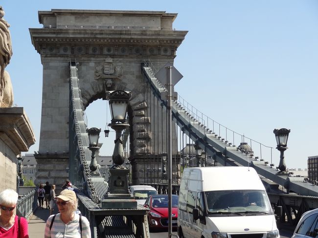 ウィキペディアより引用（一部改編）：<br />セーチェーニ鎖橋（Széchenyi Lánchíd）<br /><br />ハンガリーの首都・ブダペストを流れるドナウ川に架かる吊り橋。<br />全長375メートル。ブダペストのドナウ川で最初に架かった橋であり、西岸のブダ地区と東岸のペスト地区を結んでいる。<br /><br />イギリス人の技師ウィリアム・ティアニー・クラーク（William Tierney Clark）が設計し、建設はスコットランド系ハンガリー人アダム・クラーク（Clark Ádám）の監督とハンガリー人セーチェーニ・イシュトヴァーン伯爵の支援のもとで懸架。<br /><br />1849年に開通した当時は中央径間（202メートル）が世界最長だった。夜間ライトアップされ、連なる電球が鎖のように見えることから鎖橋の愛称がつきました。<br /><br />橋の両側はルーズヴェルト広場とアダムクラーク広場。アダムクラーク広場はハンガリー国内の道路の0キロメートル点となっており、原標が設置されています。