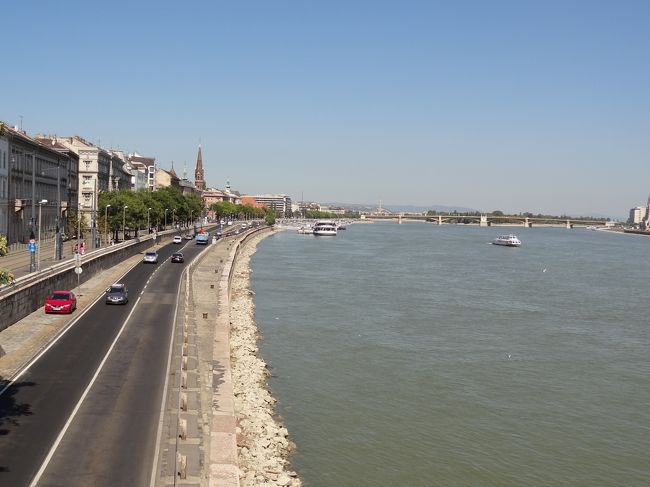 ブダ岸よりドナウ川の上流を見渡します。<br />橋の上から見る景色も爽快です。