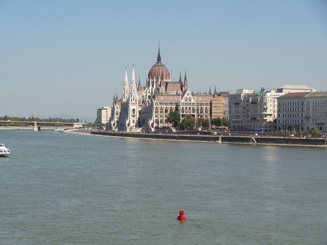 ドナウ川の向こうに見えるのは国会議事堂。