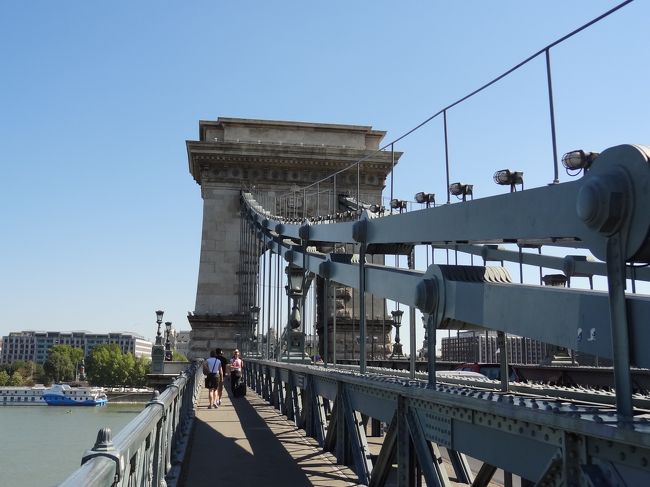 橋の中央付近まで歩いてきました。