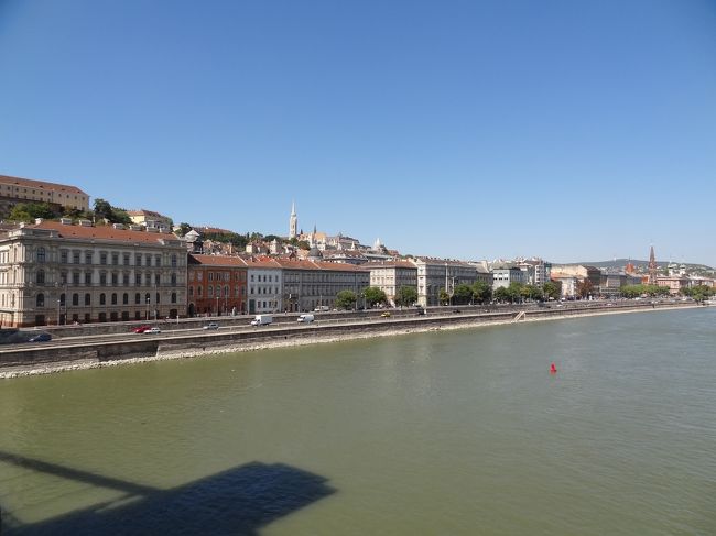 同じく上流方向。<br />ドナウ側はあまりきれいではありません。