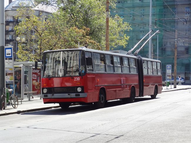 市内はバス、電気バス、路面電車、地下鉄が走っています。<br />これは電気バス。慣れていないとどこに停留するか、どの路線か、わからないので乗りません。ひたすら歩きます。