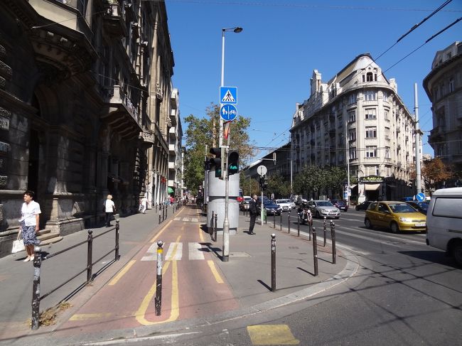 ペスト側の大きな通りの角。