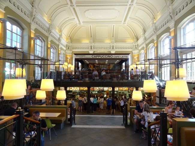 西駅にあるマクドナルド。<br />世界一うつくしい、と称される店内です。<br />店員さんは英語でOK。こちらの下手な英語にも丁寧に対応してくれます。<br />スマイル！