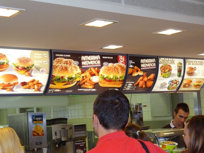 マックの店内。<br />パプリカのコロッケ、おそらくブダペストだけのオリジナルでしょう。<br />とても美味しかったです。