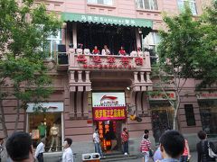 モデルンホテル（１９１３年創建）の二階でサックスの演奏が始まり、通りに人垣ができる。