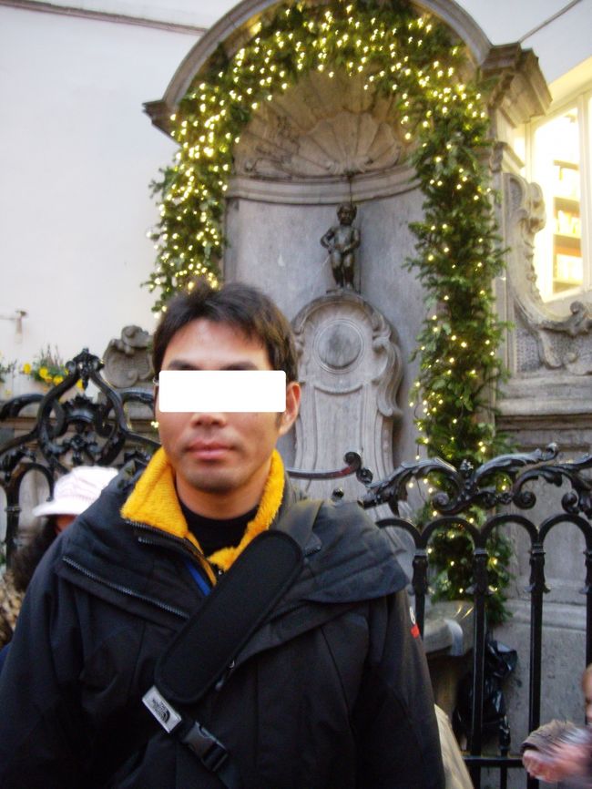甥が昨年末、オランダ・ベルギーに旅行した時の写真です。<br />グランプラスのXmasマーケットらしき写真があったのだけれど、フラッシュを使っていないせいかブレた写真が多かったのでした…<br />小便小僧の前で、記念写真を撮っています。Xmasになると、ジュリアン君も飾りがあるね〜
