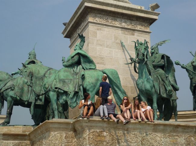 ﾌﾞﾀﾞﾍﾟｽﾄ　　英雄広場