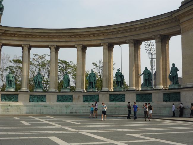 ﾌﾞﾀﾞﾍﾟｽﾄ　　英雄広場