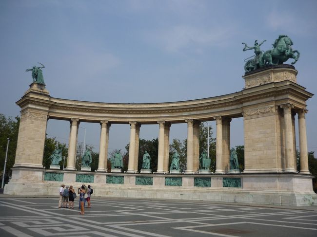 ﾌﾞﾀﾞﾍﾟｽﾄ　　英雄広場