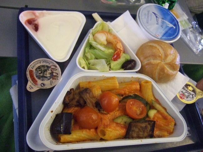 帰国時の機内食　　　　　おいしい。<br />オーストリア航空のﾋﾞｼﾞﾈｽはどんな機内食なんだろうか？