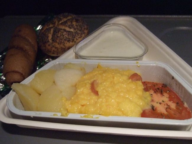 <br />帰国時のｵｰｽﾄﾘｱ航空の機内食<br />三角ﾄﾚｰはｱﾙﾌﾟｽの山をｲﾒｰｼﾞ？<br />ｷｬﾋﾞﾝｱﾃﾝﾀﾞﾝﾄはぜーんぶ赤で統一。<br />ｽﾄｯｷﾝｸﾞも赤！