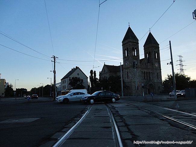 半分シルエットの教会。絵葉書のよう。