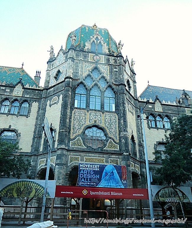 ジョルナイタイルの屋根と、釣り鐘状のドームがとても美しい建物でした。<br />もっとじっくり見たかったのですが、青になりタクシーはすぐに発車。。