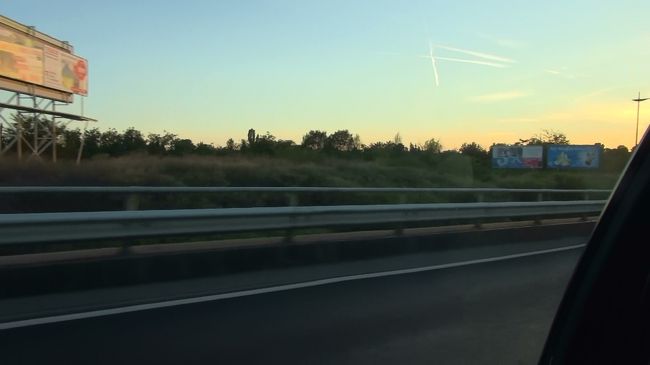 空港を出て、しばらくはのどかな風景が続きます。