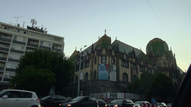 20分ほど走ると、建物が増えてきます。<br />右端には、ガイドブックで見たことのある建物が。。