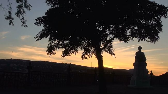 ヘアピンカーブのところにあった像。<br />何の像かな？