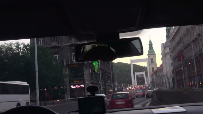 工芸美術館を通り過ぎて数分。<br />前方に白い色の橋、「エルジェーベト橋」が見えてきました！