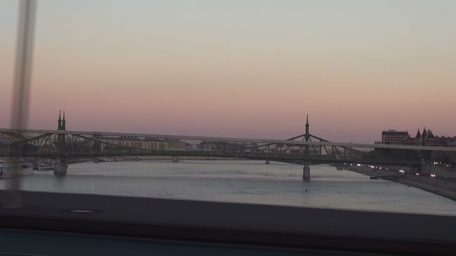 左側には自由橋が。<br />写真はありませんが、右側にはくさり橋が見えました♪<br />（主人が邪魔で撮れなかった＾＾；）