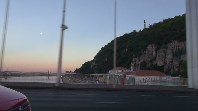 ゲッレールトの丘の上には、ブダペストを見守る自由の象徴である<br />しゅろの葉を掲げた女性像が見えます。