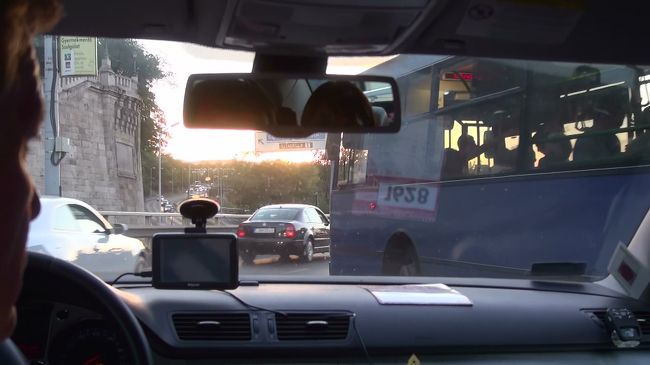 エルジェーベト橋を渡ると右にカーブし、車はブダの丘を登っていきます。