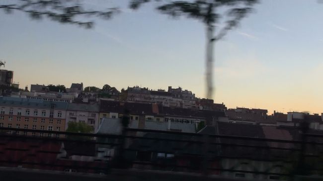 左側には、ブダ地区の美しい街並み。<br />ドナウ側とは違う眺めもよかったです。