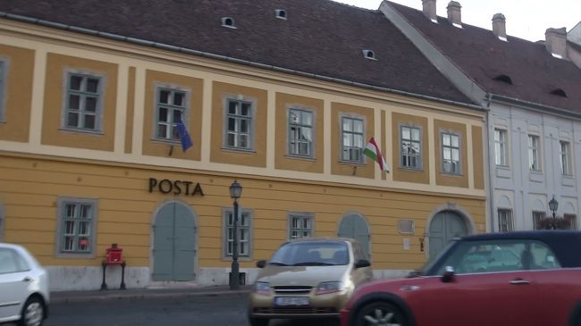 黄色くてかわいい郵便局に