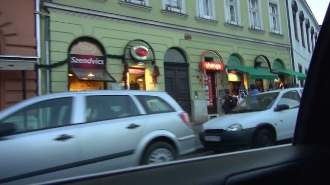 その隣には、スーベニアショップ、両替所などが並びます。