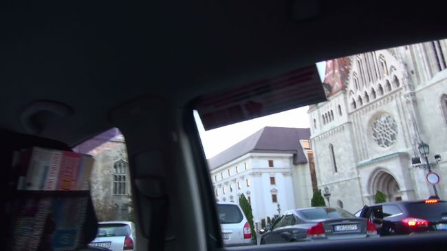 三位一体広場から目と鼻の先に、ヒルトンブダペストがあります。（写真右奥）<br />手前は、マチャーシュー教会です！