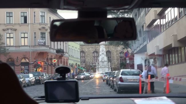 ちょっとだけ時間を戻して、前方からみるとこんな感じ。<br />中央に三位一体像、左側に先ほどのスーパーCBAが見えています。