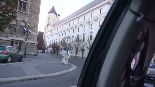 時刻は約19：30。<br />わずか30分で到着でしたが、軽く市内観光もできたような気分で大満足でした♪<br /><br />動画はコチラ↓<br />「ブダペスト・フェリヘジ空港から市内へ」<br />　http://youtu.be/zKZry37CATk<br /><br />「ブダペスト　王宮の丘までドライブ」<br />　http://youtu.be/_Zv1NvYSMCE<br /><br />よかったらご覧ください〜（^-^*）<br />