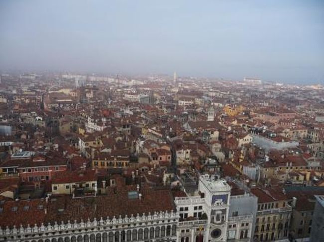 ベネチアを一望。ここで、Ｍが方向感覚に優れていいることを発見。このややこしいベネチア本島を、ほぼ迷わず進みます。サンマルコ寺院・ドゥカーレ宮殿と見て（ドゥカーレ宮殿はMが大変お気に入り）、近くのパスタ店（フロントおすすめ）で昼食。夕食は中華料理で、これが大変おいしい。２日間通ってしまいました。