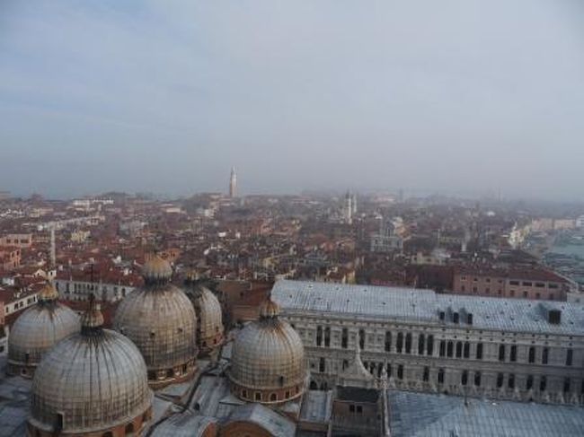 ドゥカーレ宮殿のテラスから。<br />　一艘だけアコーディオンとボーカルの乗る船があって、その船と船団を組んでカナルを進むものだから、目立つ〃。路地という路地からみんな歌声を聞きつけて、われわれを見に来る。恥ずかしさと誇らしさを感じつつ、約４０分のコースが終了。下船後、超高級「ブルガリの時計」を衝動買いしちゃいました。<br />