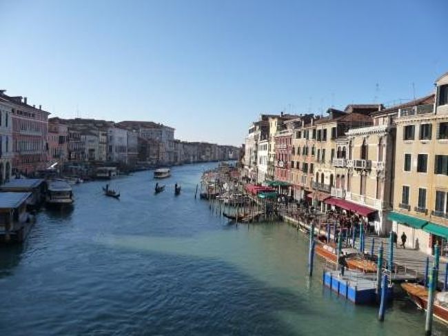 リアルト橋から見た、カナルグランデ。美しい・・・。なにか、現実感の薄い世界ですが、今回の北イタリアでもっとも気に入っている写真です。