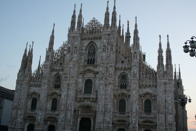 ミラノの初日です。朝食に降りると、噂の「生オレンジジュース」の機械が予想通りおいてあり、イタリアンオレンジの絞りたてをおいしくいただきました。７時からなんだけど、ちょっと時間がたつと追加のソーセージ等の食材が現れた。ちょっともっと早くだしてよー。おなかいっぱいになってから、おもむろに出してくるなんて・・・。<br />　今日は気合をいれてミラノの観光です。まずはミラノチェーントレ駅で地下鉄の３日券を購入し、「ＤＵＭＯ」駅に向かいます。でも、早くつきすぎて、屋上が凍りついていて１１時ごろまでエレベータが動かないとの事。エーって感じですが、言ってもしゃないので、ガッレリアからモンテナポレオーネ通りに向かうけれどまたもやクローズの嵐です。